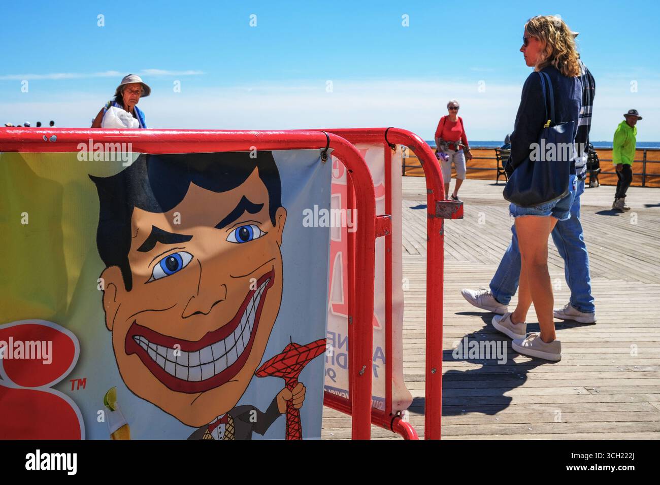 New York, New York, Stati Uniti. 30 agosto 2025. Il National Beach Day cade il 30 2025 agosto e viene celebrato ogni anno per apprezzare la bellezza delle spiagge, promuovere gli sforzi ambientali e incoraggiare la responsabilità per le aree costiere. Sul Coney Island.beach e sul lungomare significa gli ultimi raggi dell'estate con sole, sabbia, giostre e ristoranti sul lungomare. Ecco Tillie The Fun Face often.seen come logo di Coney Island. (Credit Image: © Milo Hess/ZUMA Press Wire) SOLO PER USO EDITORIALE! Non per USO commerciale! Foto Stock