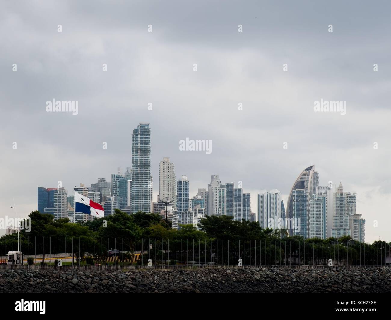 Panama Flag Over Modern Skyline, Panama City Foto Stock