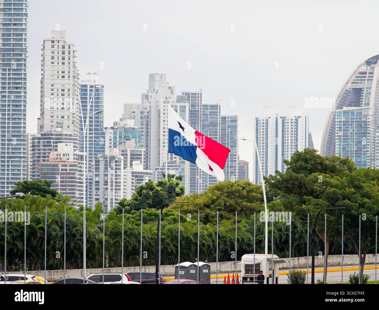 Panama Flag Over Modern Skyline, Panama City Foto Stock