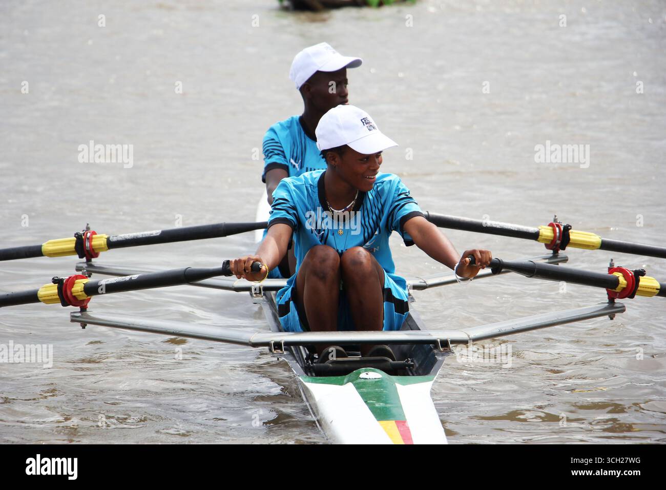 Ganvie, Benin. 30 agosto 2025. Le persone prendono parte a una corsa in barca durante un festival di sport acquatici, cultura e arte a Ganvie, vicino Cotonou, Benin, 30 agosto 2025. Crediti: Seraphin Zounyekpe/Xinhua/Alamy Live News Foto Stock