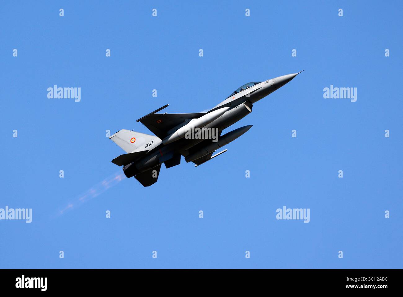 Bucarest, Romania. 30 agosto 2025. Un pilota militare rumeno si esibisce su un F-16 Fighting Falcon durante il Bucharest International Air Show 2025 (BIAS), tenutosi presso l'aeroporto di Baneasa a Bucarest, Romania, 30 agosto 2025. Oltre 100 aerei civili e militari, oltre a oltre 200 piloti e paracadutisti partecipano alla 15a edizione di BIAS, il più grande spettacolo aereo della Romania. Crediti: Cristian Cristel/Xinhua/Alamy Live News Foto Stock