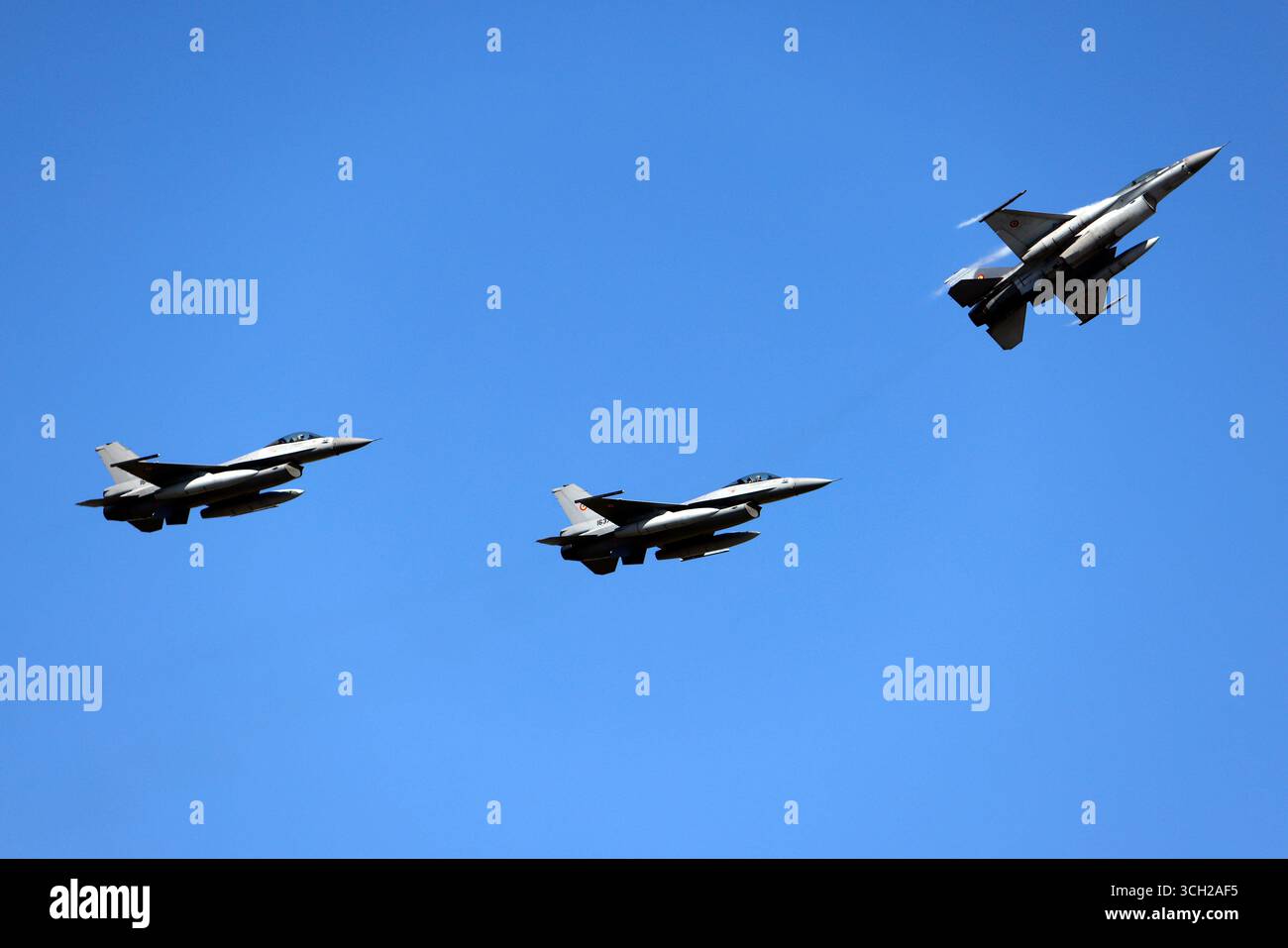 Bucarest, Romania. 30 agosto 2025. I piloti militari rumeni dell'aeronautica militare si esibiscono sui jet F-16 Fighting Falcon durante il Bucharest International Air Show 2025 (BIAS), tenutosi presso l'aeroporto di Baneasa a Bucarest, Romania, 30 agosto 2025. Oltre 100 aerei civili e militari, oltre a oltre 200 piloti e paracadutisti partecipano alla 15a edizione di BIAS, il più grande spettacolo aereo della Romania. Crediti: Cristian Cristel/Xinhua/Alamy Live News Foto Stock