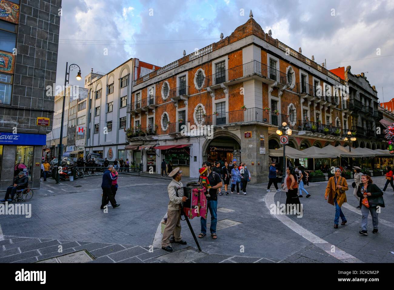 Puebla, Messico - 22 febbraio 2025: Un organo macinacaffè che suona nel centro storico di Puebla, Messico. Foto Stock