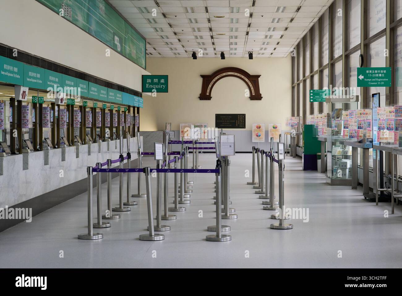 Central, Hong Kong - agosto 30 2025: L'interno dell'ufficio postale generale di Hong Kong al 2 Connaught Place. Foto Stock