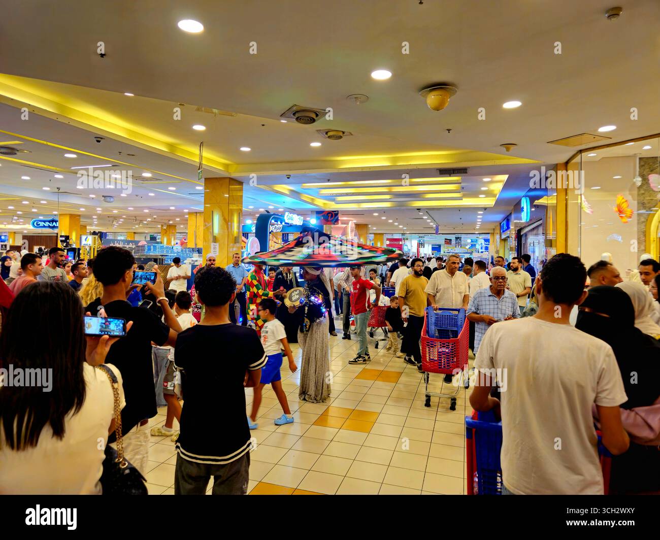 Giza, Egitto, 22 agosto 2025: A Tanoura Dancer, un interprete che gira in una danza popolare egiziana tradizionale chiamata danza Tanoura, la ballerina indossa un Foto Stock