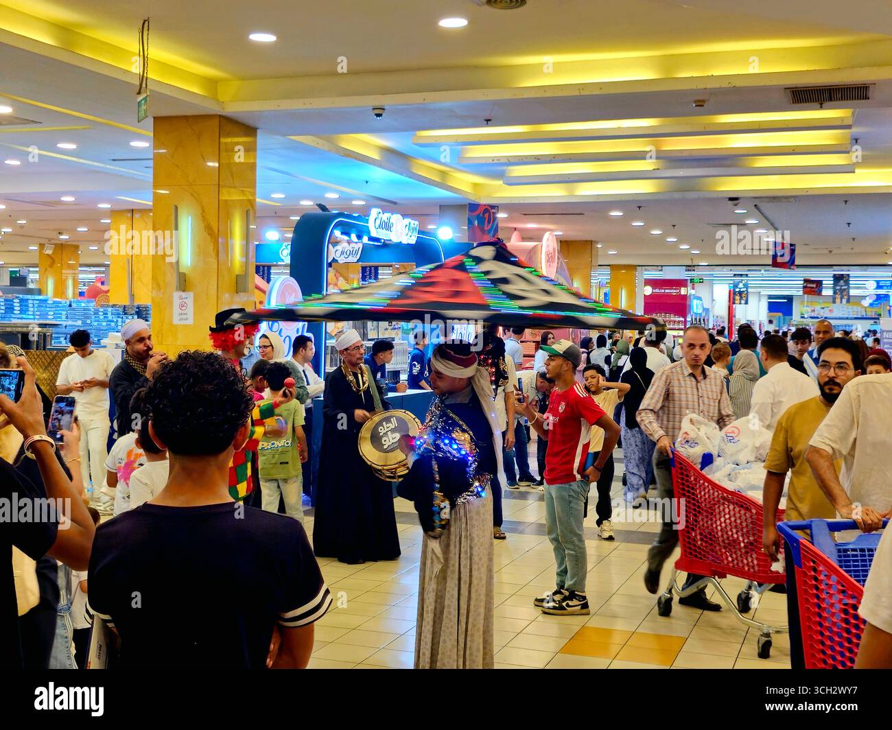 Giza, Egitto, 22 agosto 2025: A Tanoura Dancer, un interprete che gira in una danza popolare egiziana tradizionale chiamata danza Tanoura, la ballerina indossa un Foto Stock