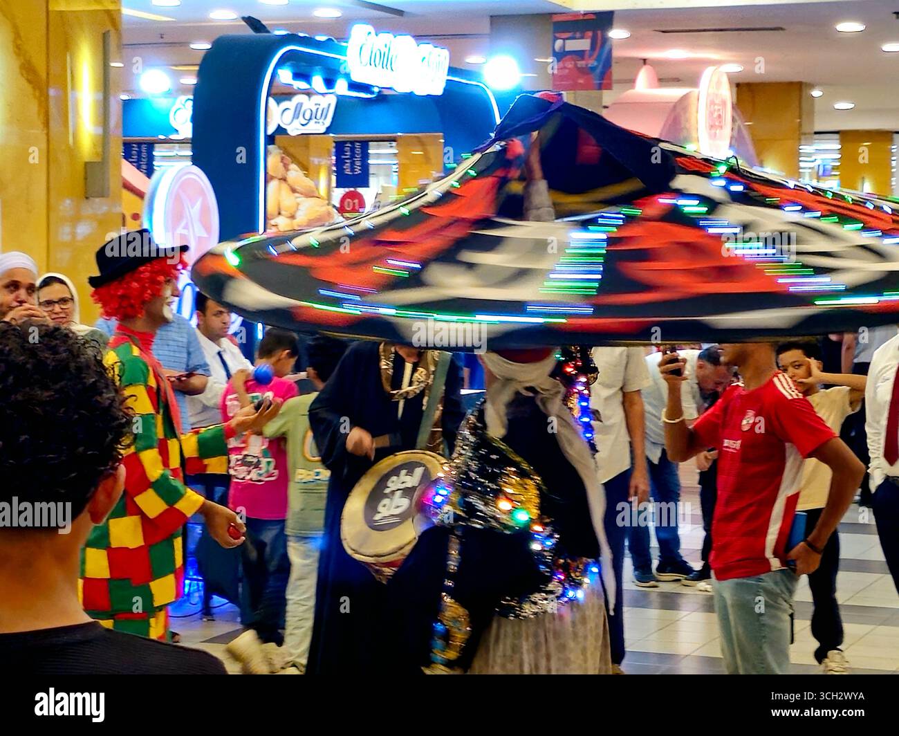 Giza, Egitto, 22 agosto 2025: A Tanoura Dancer, un interprete che gira in una danza popolare egiziana tradizionale chiamata danza Tanoura, la ballerina indossa un Foto Stock