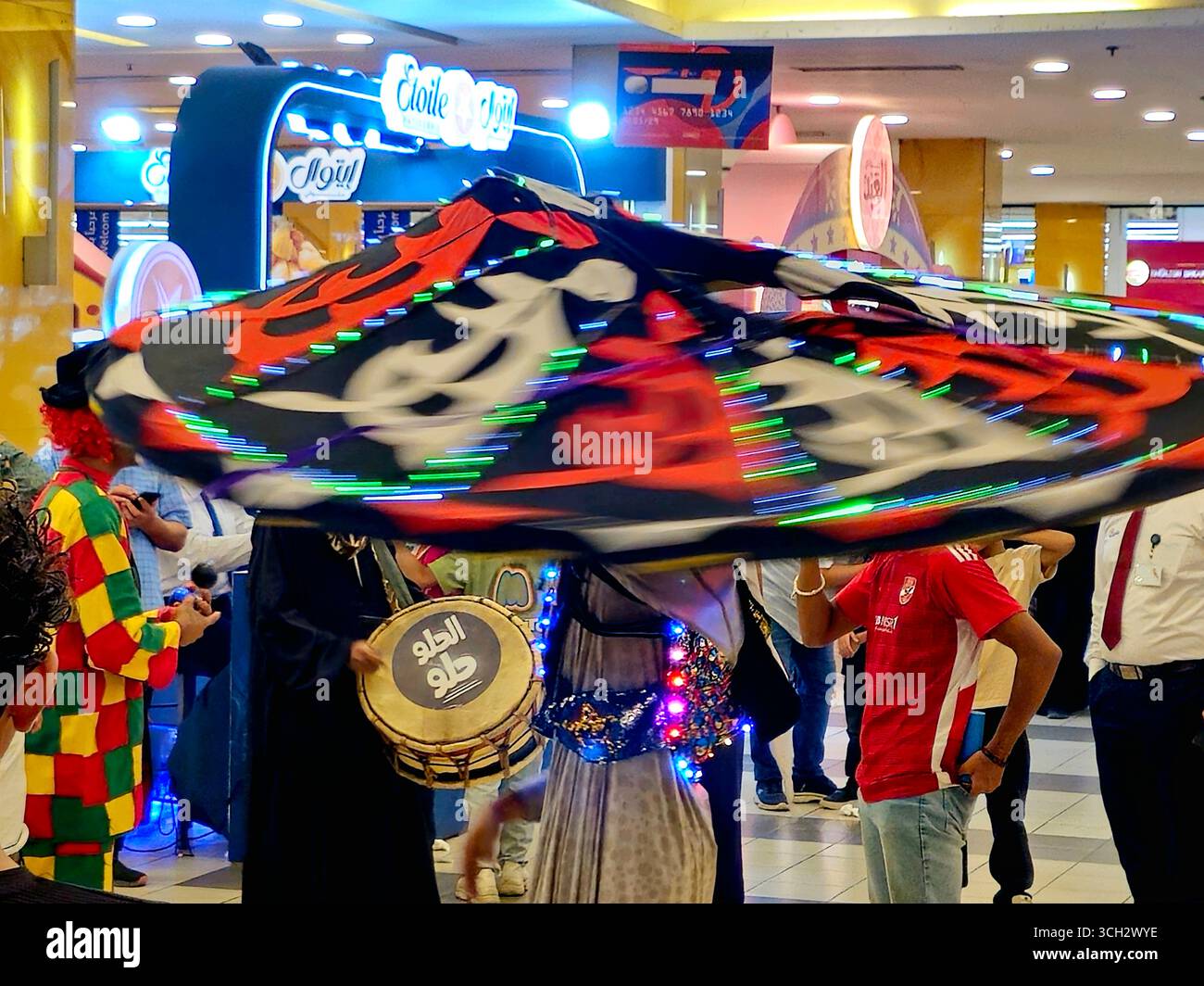 Giza, Egitto, 22 agosto 2025: A Tanoura Dancer, un interprete che gira in una danza popolare egiziana tradizionale chiamata danza Tanoura, la ballerina indossa un Foto Stock