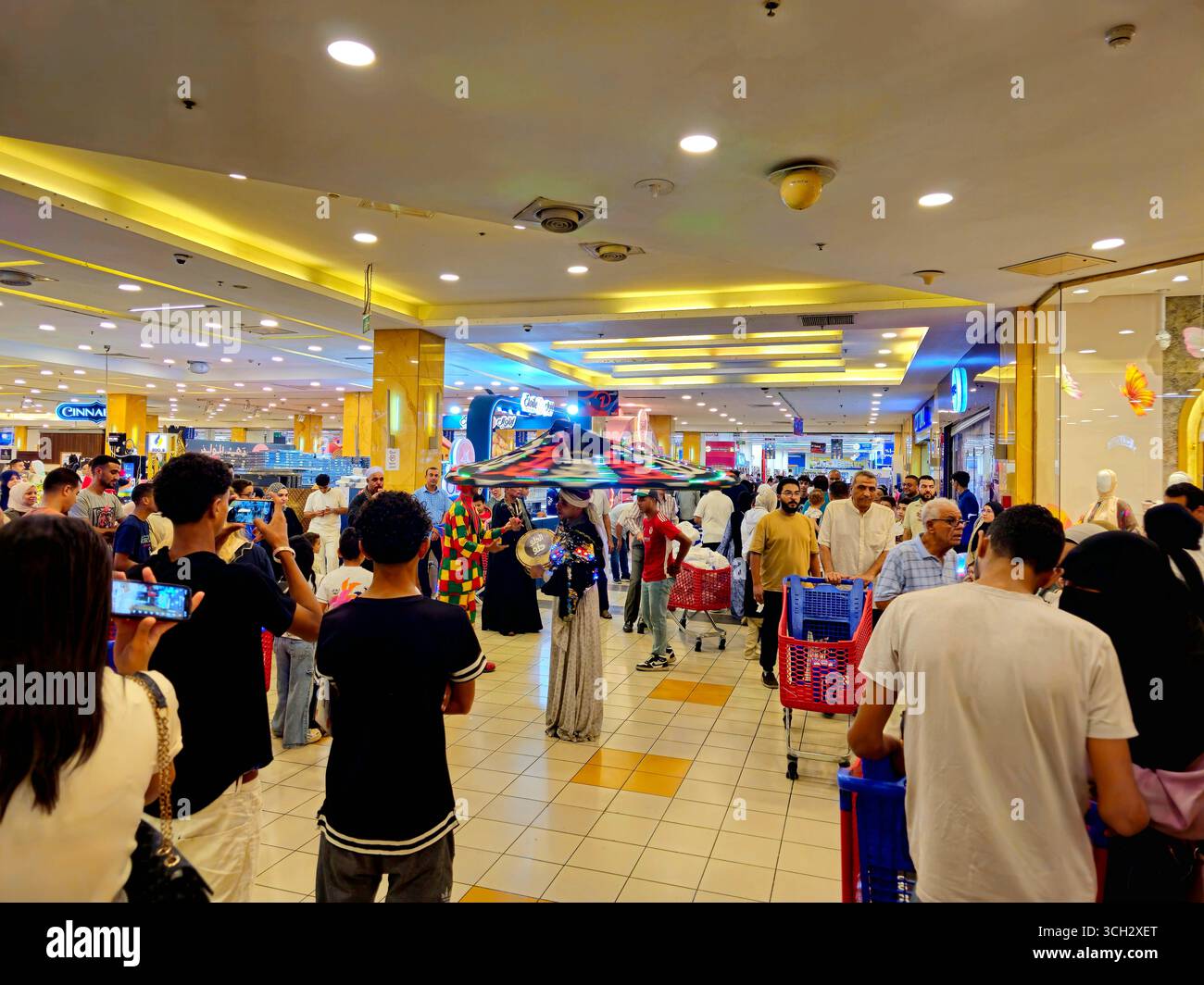 Giza, Egitto, 22 agosto 2025: A Tanoura Dancer, un interprete che gira in una danza popolare egiziana tradizionale chiamata danza Tanoura, la ballerina indossa un Foto Stock