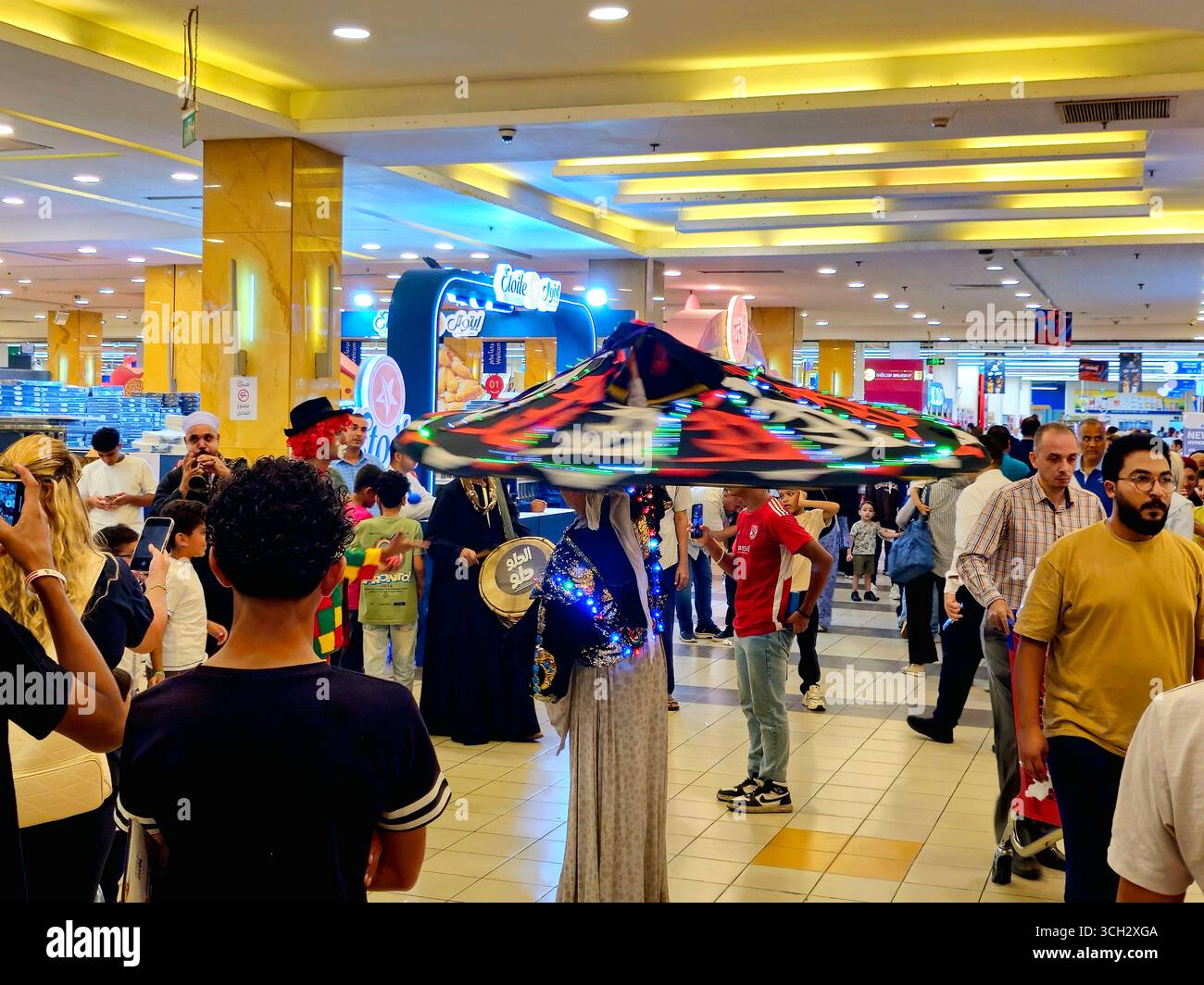 Giza, Egitto, 22 agosto 2025: A Tanoura Dancer, un interprete che gira in una danza popolare egiziana tradizionale chiamata danza Tanoura, la ballerina indossa un Foto Stock