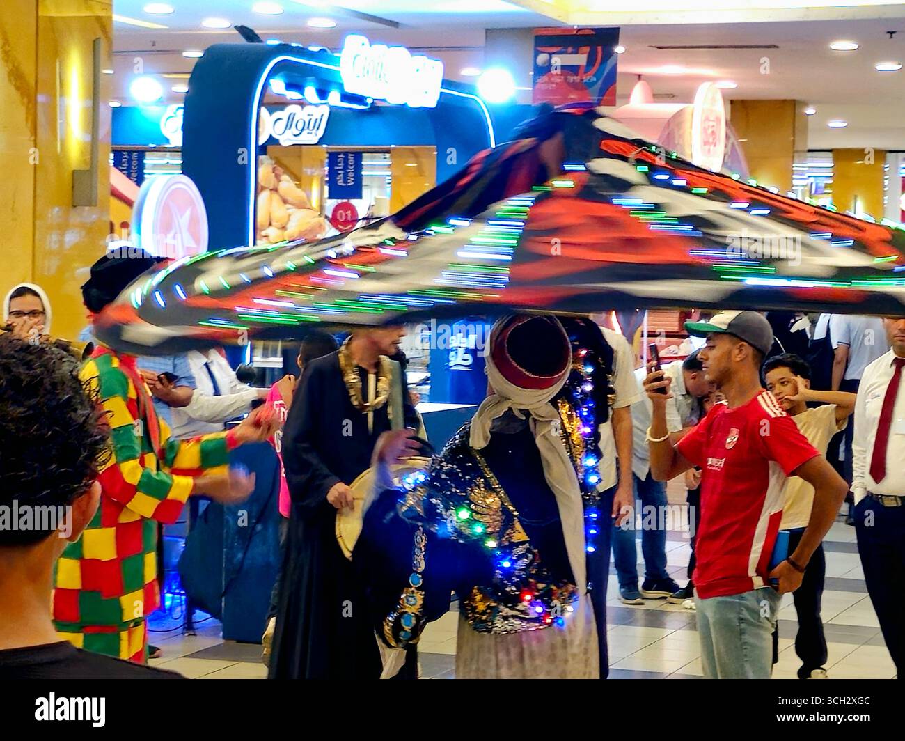 Giza, Egitto, 22 agosto 2025: A Tanoura Dancer, un interprete che gira in una danza popolare egiziana tradizionale chiamata danza Tanoura, la ballerina indossa un Foto Stock
