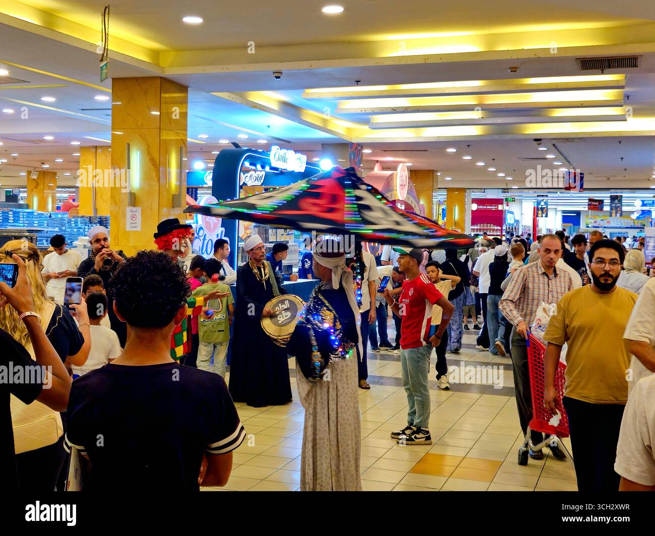 Giza, Egitto, 22 agosto 2025: A Tanoura Dancer, un interprete che gira in una danza popolare egiziana tradizionale chiamata danza Tanoura, la ballerina indossa un Foto Stock