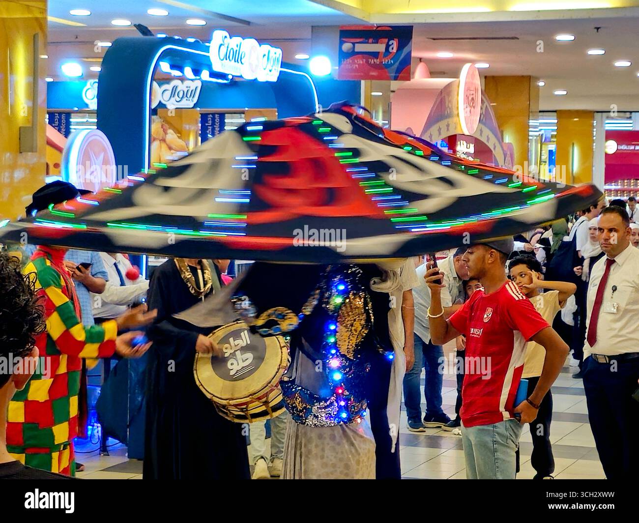 Giza, Egitto, 22 agosto 2025: A Tanoura Dancer, un interprete che gira in una danza popolare egiziana tradizionale chiamata danza Tanoura, la ballerina indossa un Foto Stock