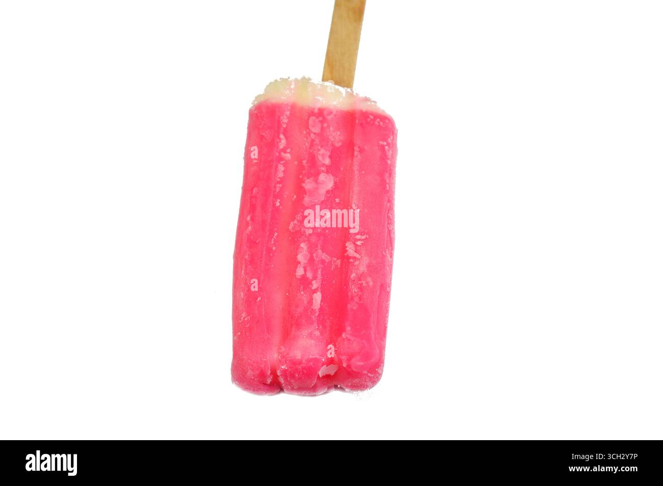 gelateria al latte di fragole fatta di forma e sapore di frutta, gelateria è un dessert congelato con gelato su un bastoncino e sapori di frutta mixt Foto Stock