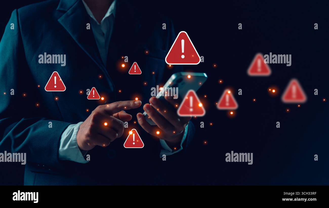 La persona che utilizza il telefono e il computer portatile viene mostrata online con segnali di avvertimento rossi che indicano potenziali minacce alla sicurezza. Tecnologia di sicurezza informatica, avviso di sistema o Foto Stock