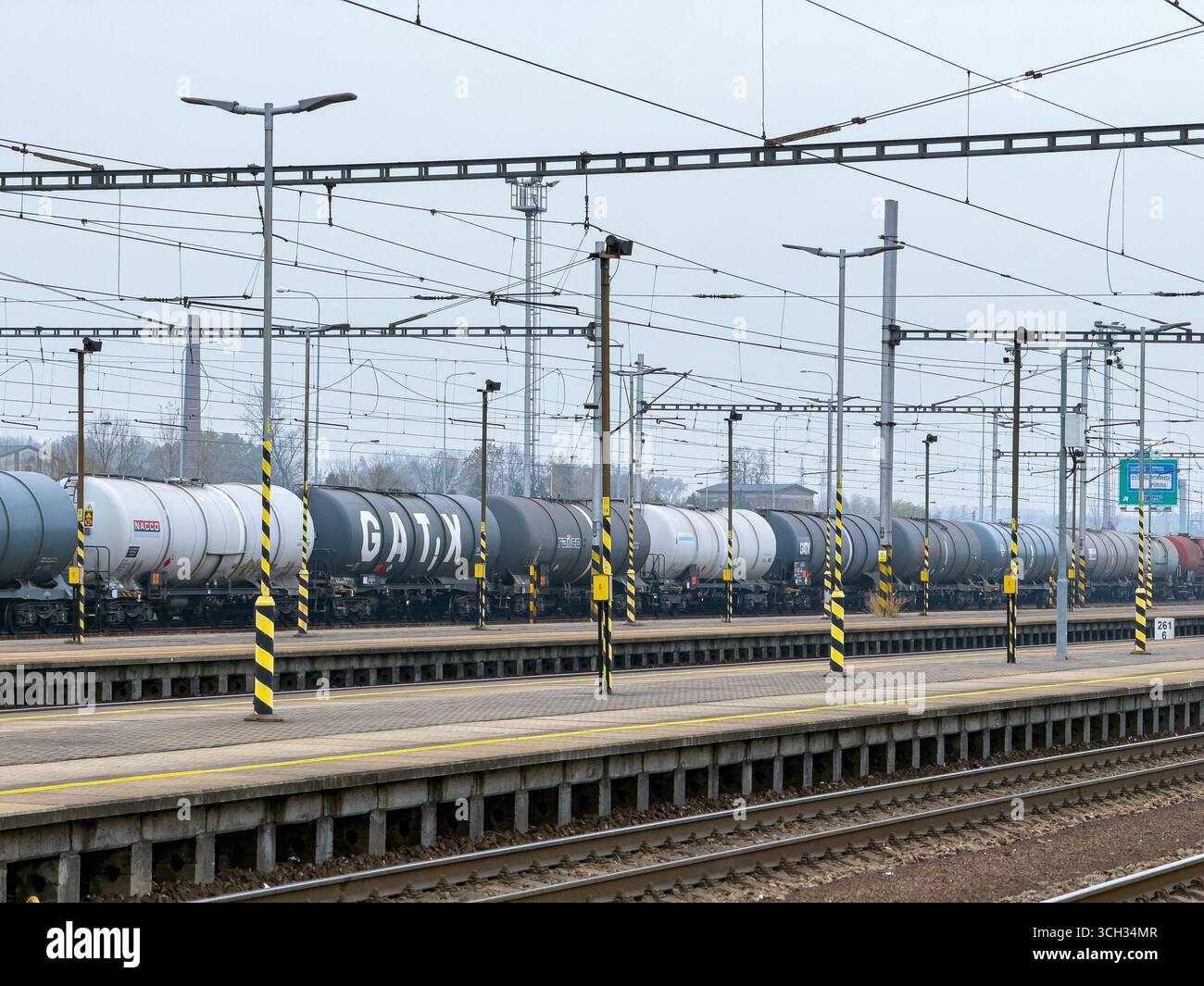 Ostrava, Czechia - 9 novembre 2024: Vagoni cisterna di Nacco, Gatx, compagnie Railco parcheggiate su rotaia Foto Stock