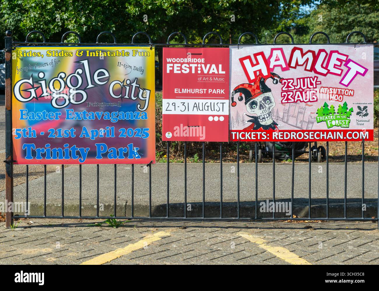 Manifesti pubblicitari per eventi artistici e comunitari, Woodbridge, Suffolk, Inghilterra, Regno Unito Foto Stock