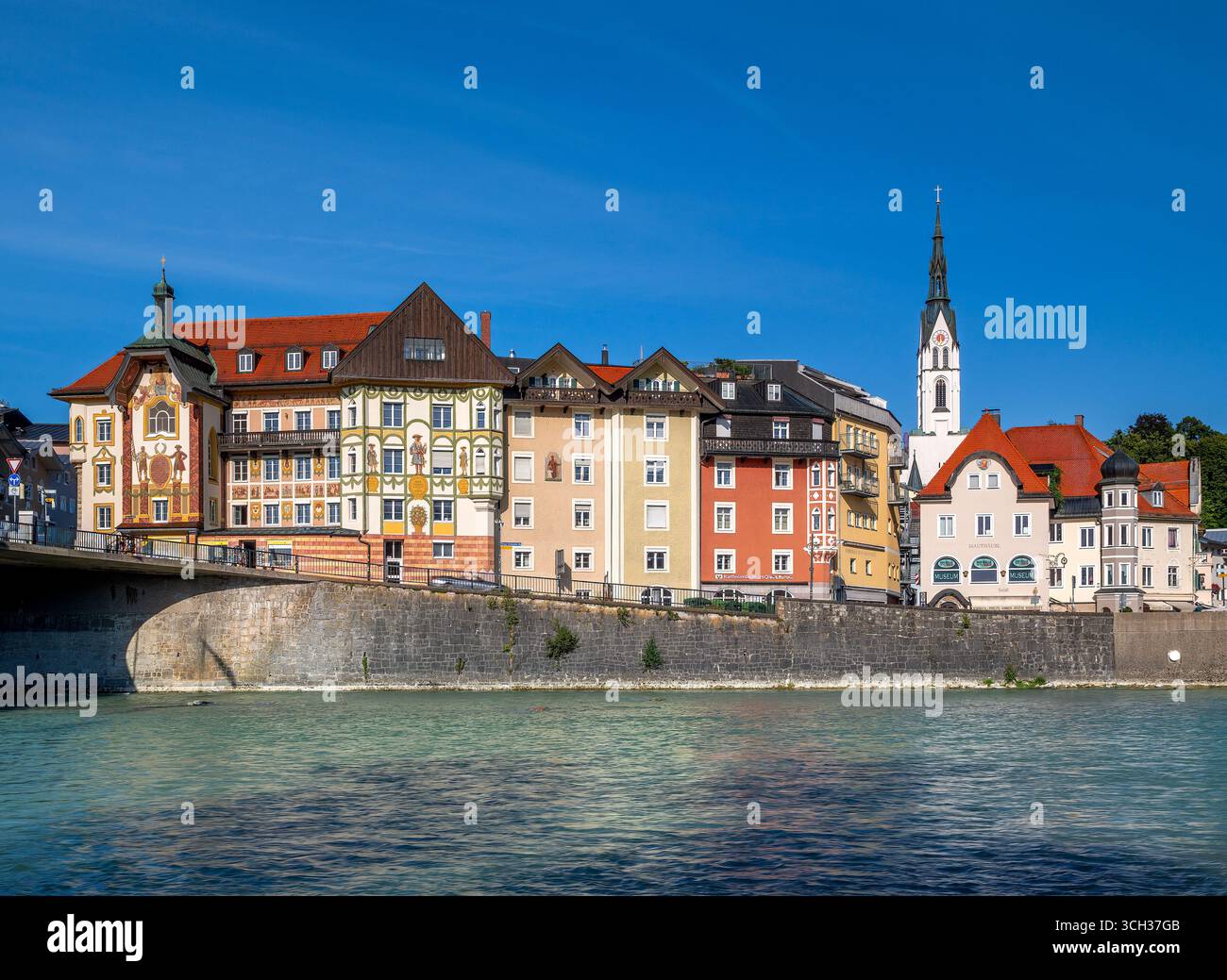 Città vecchia, vista sulla città con il fiume Isar e la chiesa parrocchiale dell'assunzione di Maria, Bad Tölz, alta Baviera, Baviera, Germania, Europa Foto Stock