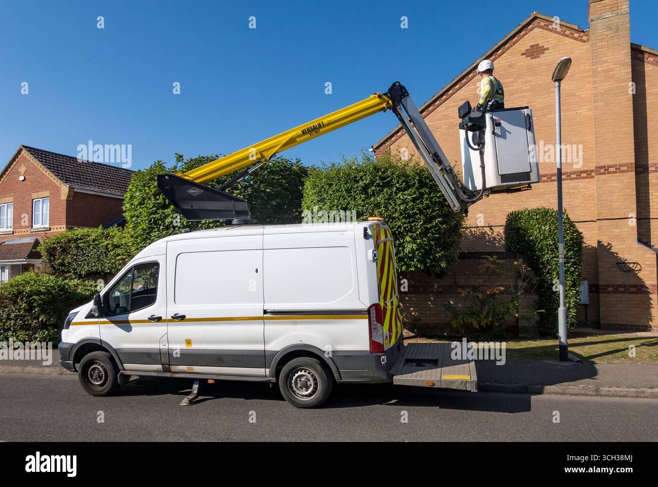 Lincoln Street light ENGINEER Checking Fault Light, Cherry Willingham, Lincolnshire, Inghilterra, Regno Unito Foto Stock