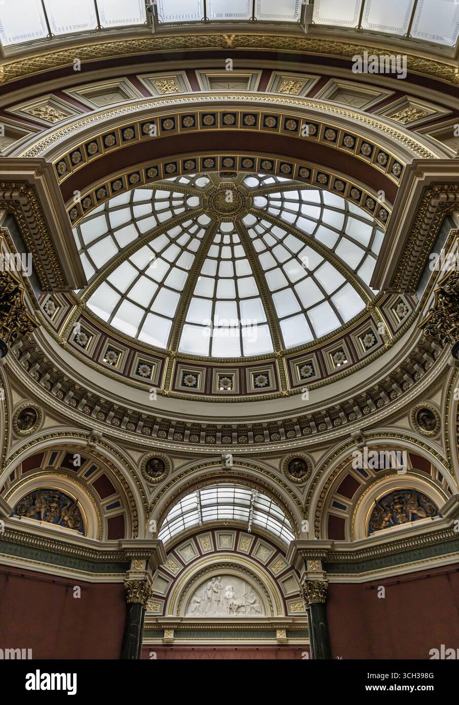 Londra, Regno Unito - 12 luglio 2025 - stile architettonico neoclassico trovato all'interno delle Barry Rooms della National Gallery, caratterizzato da caratteristiche come t Foto Stock