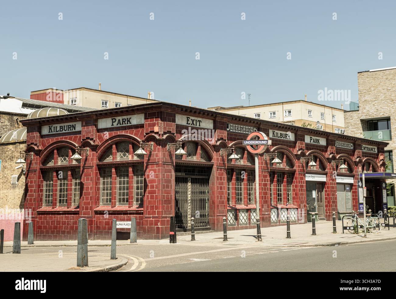 Londra, Regno Unito - 12 luglio 2025 - Una caratteristica architettura britannica Art Nouveau della stazione della metropolitana di Kilburn Park all'interno del London Borough of Brent, The Foto Stock