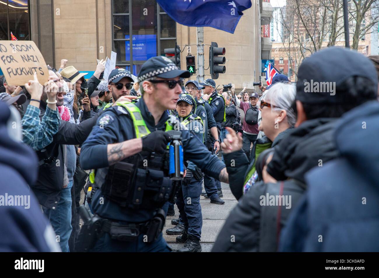 Marzo per l'Australia (evento organizzato neonazista) e la contro-protesta pro-palestinese / anti-genocidio. Foto Stock