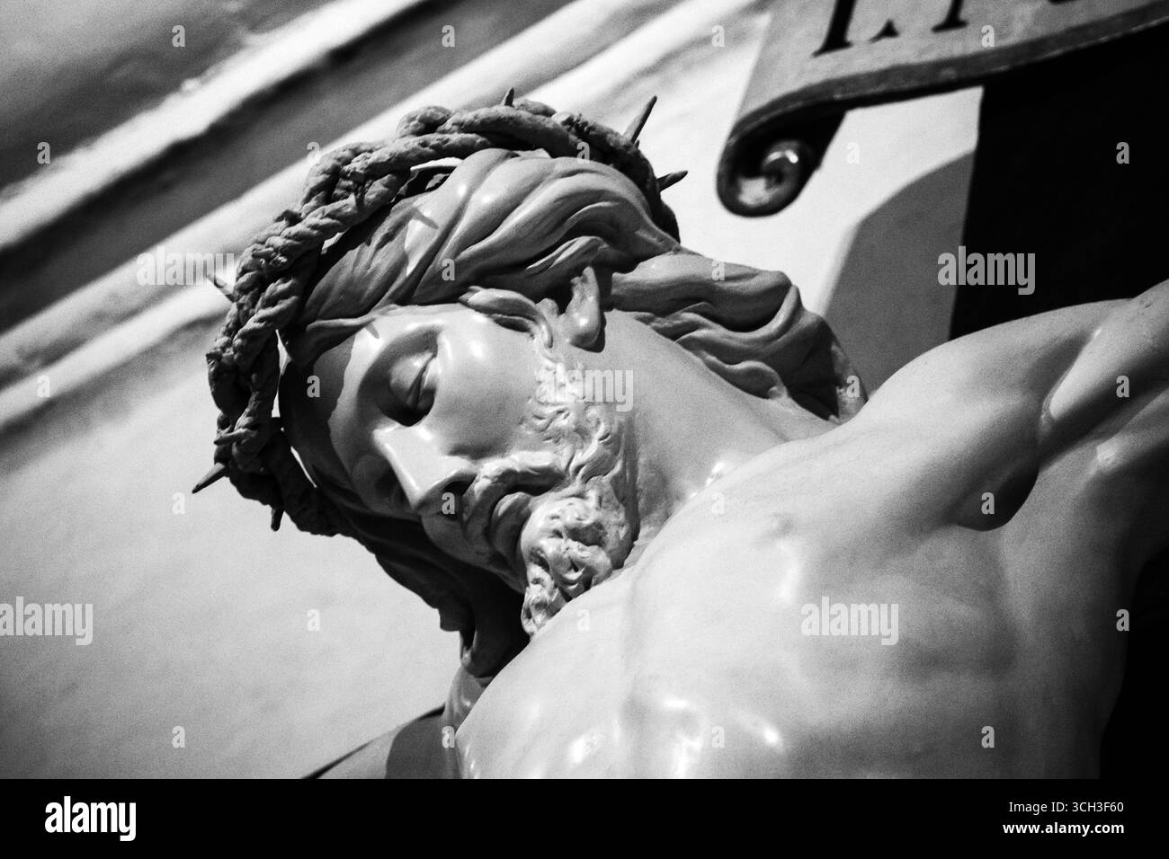 La Valletta, Malta - 10 aprile 2025: Dettagli ravvicinati della scultura barocca della Crocifissione nella concattedrale di San Giovanni Foto Stock