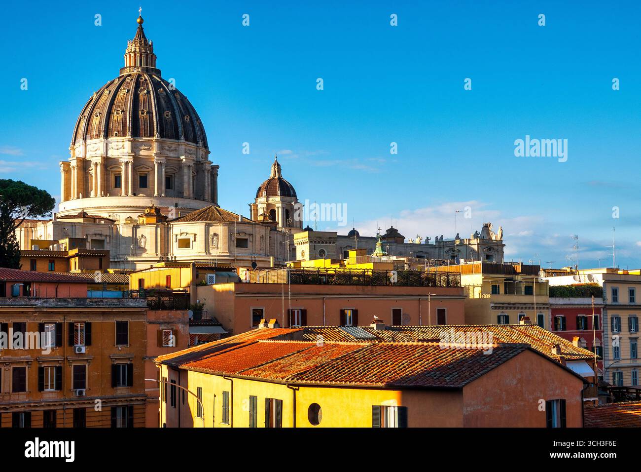 Vista della cupola della basilica di San Pietro sopra i tetti di Roma, Italia. Foto Stock