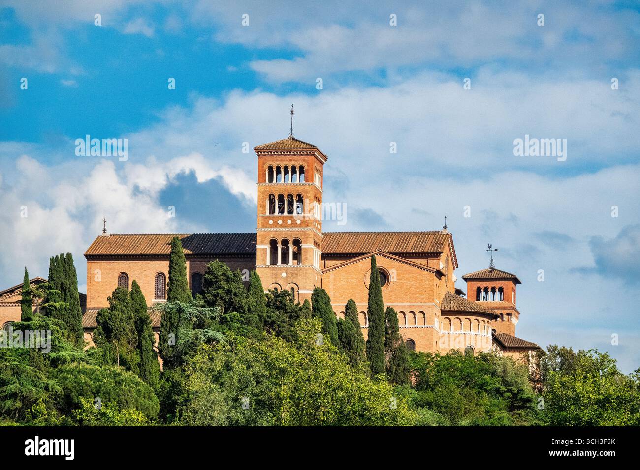 Vista verso ovest di Sant'Anselmo all'Aventino, un complesso benedettino sul colle Aventino a Roma, Italia Foto Stock