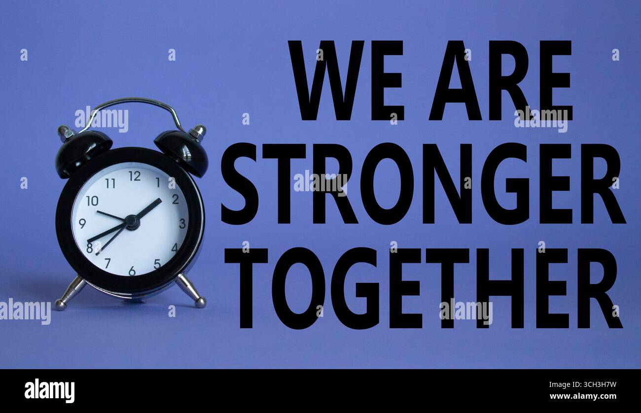 Siamo simbolo insieme più forti. Bellissimo sfondo viola con sveglia con parole che siamo più forti insieme. Gli affari e noi siamo più forti Foto Stock