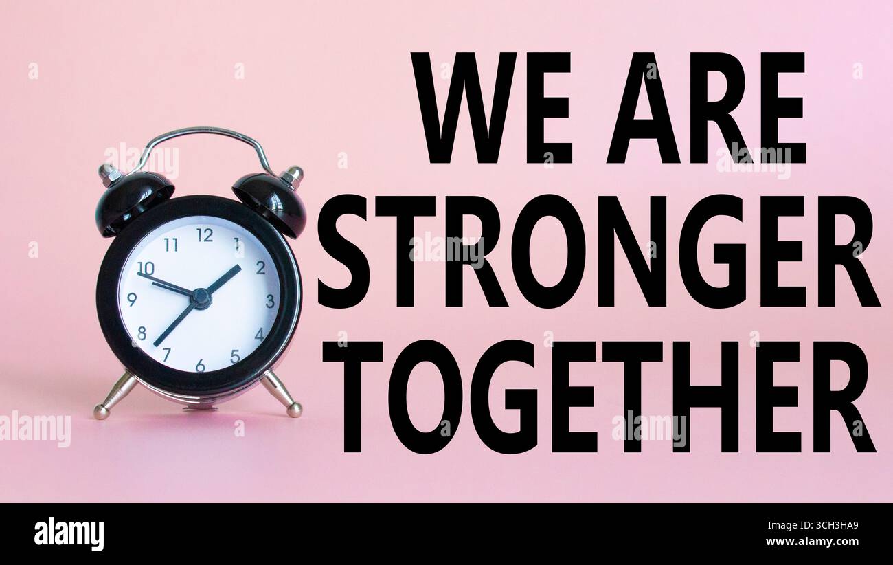 Siamo simbolo insieme più forti. Bellissimo sfondo rosa con sveglia con parole che siamo più forti insieme. Noi e gli affari siamo più forti insieme Foto Stock