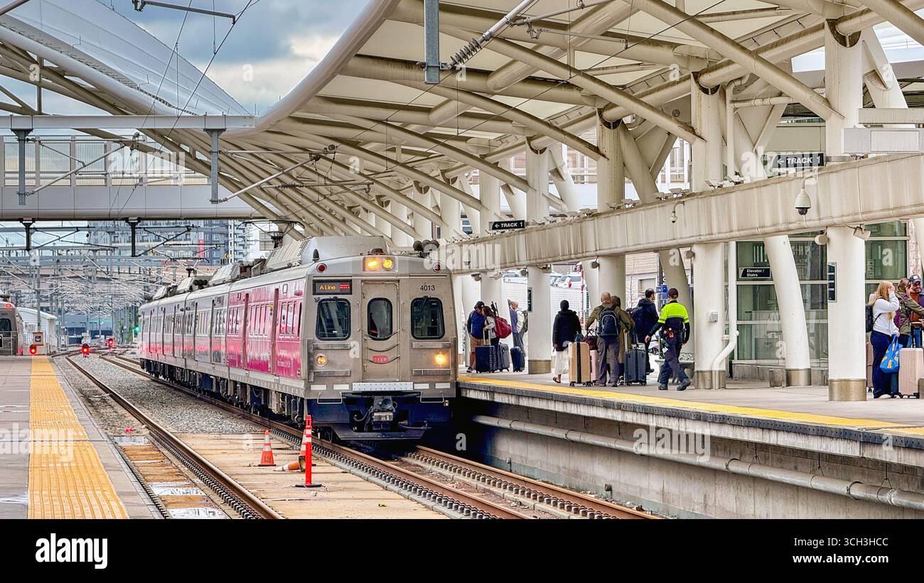 Denver, Colorado, USA - 2 giugno 2025: Linea a Denver Airport shuttle train presso un binario presso la Denver Union Station Foto Stock