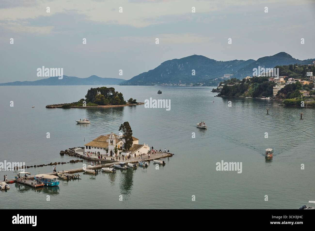 Corfù, Grecia. Città vecchia di Corfù, Sacro Monastero di Panagia Vlacherna, chiesa greco-ortodossa nella baia Foto Stock