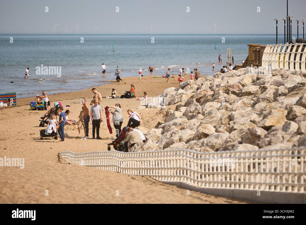 Rhyl, sulla spiaggia del Galles del Nord Foto Stock
