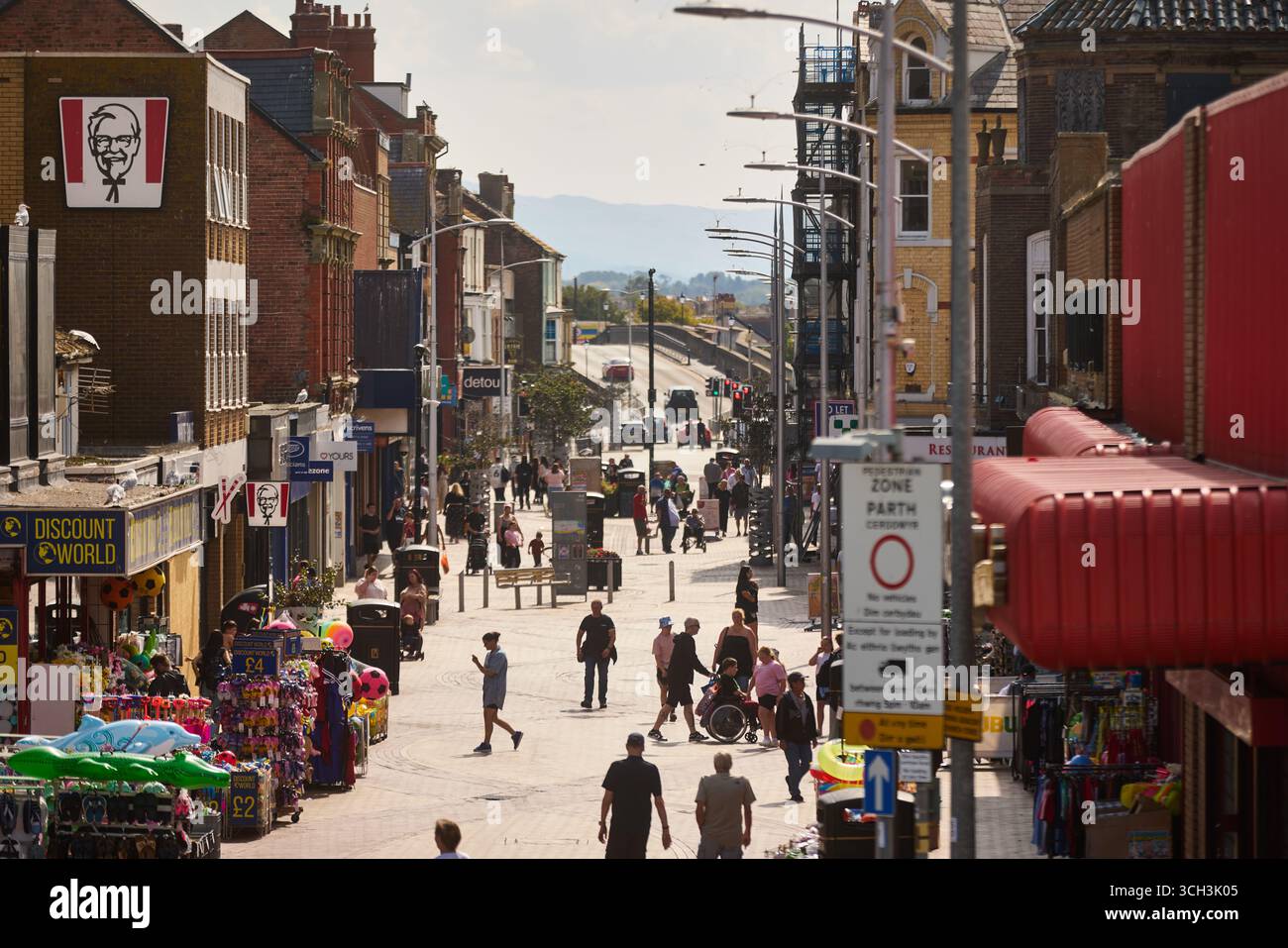 Rhyl nel centro della città del Galles del Nord, negozi su High Street Foto Stock