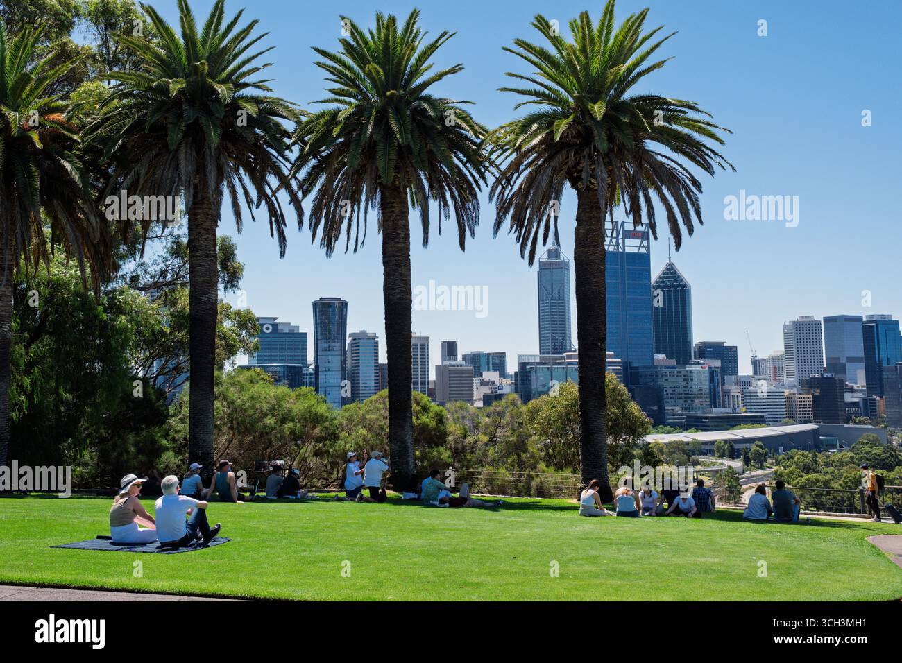 Persone che godono della vista dello skyline della città da Kings Park, Perth, Australia Occidentale Foto Stock