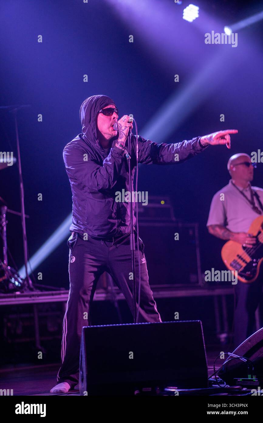 Dorset, Regno Unito. Sabato, 30 agosto, 2025. Sebastian Murphy dei Viagra Boys si esibisce al festival End of the Road del 2025 ai Larmer Tree Gardens nel Dorset. Data foto: Sabato 30 agosto 2025. Il credito fotografico dovrebbe essere: Richard Gray/Alamy Live News Foto Stock