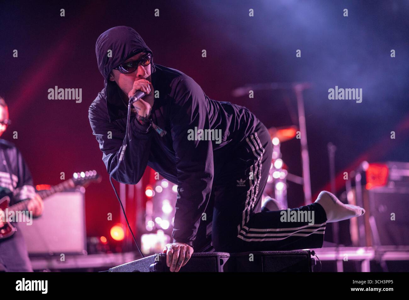 Dorset, Regno Unito. Sabato, 30 agosto, 2025. Sebastian Murphy dei Viagra Boys si esibisce al festival End of the Road del 2025 ai Larmer Tree Gardens nel Dorset. Data foto: Sabato 30 agosto 2025. Il credito fotografico dovrebbe essere: Richard Gray/Alamy Live News Foto Stock