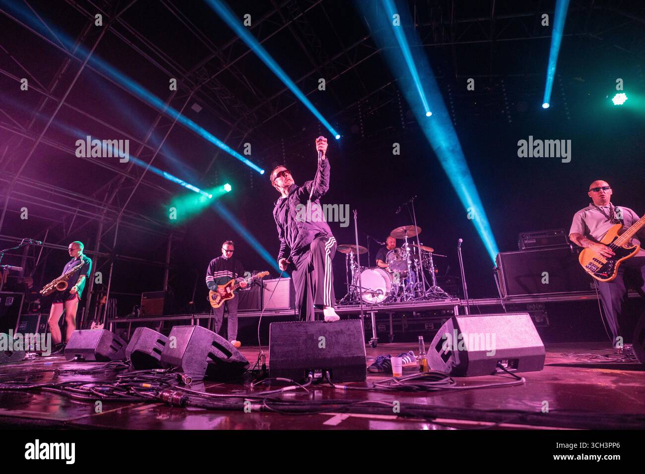 Dorset, Regno Unito. Sabato, 30 agosto, 2025. Sebastian Murphy dei Viagra Boys si esibisce al festival End of the Road del 2025 ai Larmer Tree Gardens nel Dorset. Data foto: Sabato 30 agosto 2025. Il credito fotografico dovrebbe essere: Richard Gray/Alamy Live News Foto Stock