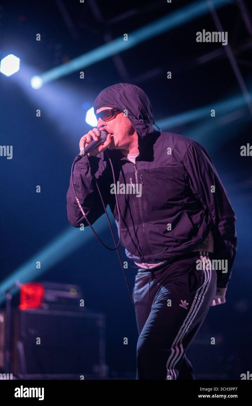 Dorset, Regno Unito. Sabato, 30 agosto, 2025. Sebastian Murphy dei Viagra Boys si esibisce al festival End of the Road del 2025 ai Larmer Tree Gardens nel Dorset. Data foto: Sabato 30 agosto 2025. Il credito fotografico dovrebbe essere: Richard Gray/Alamy Live News Foto Stock