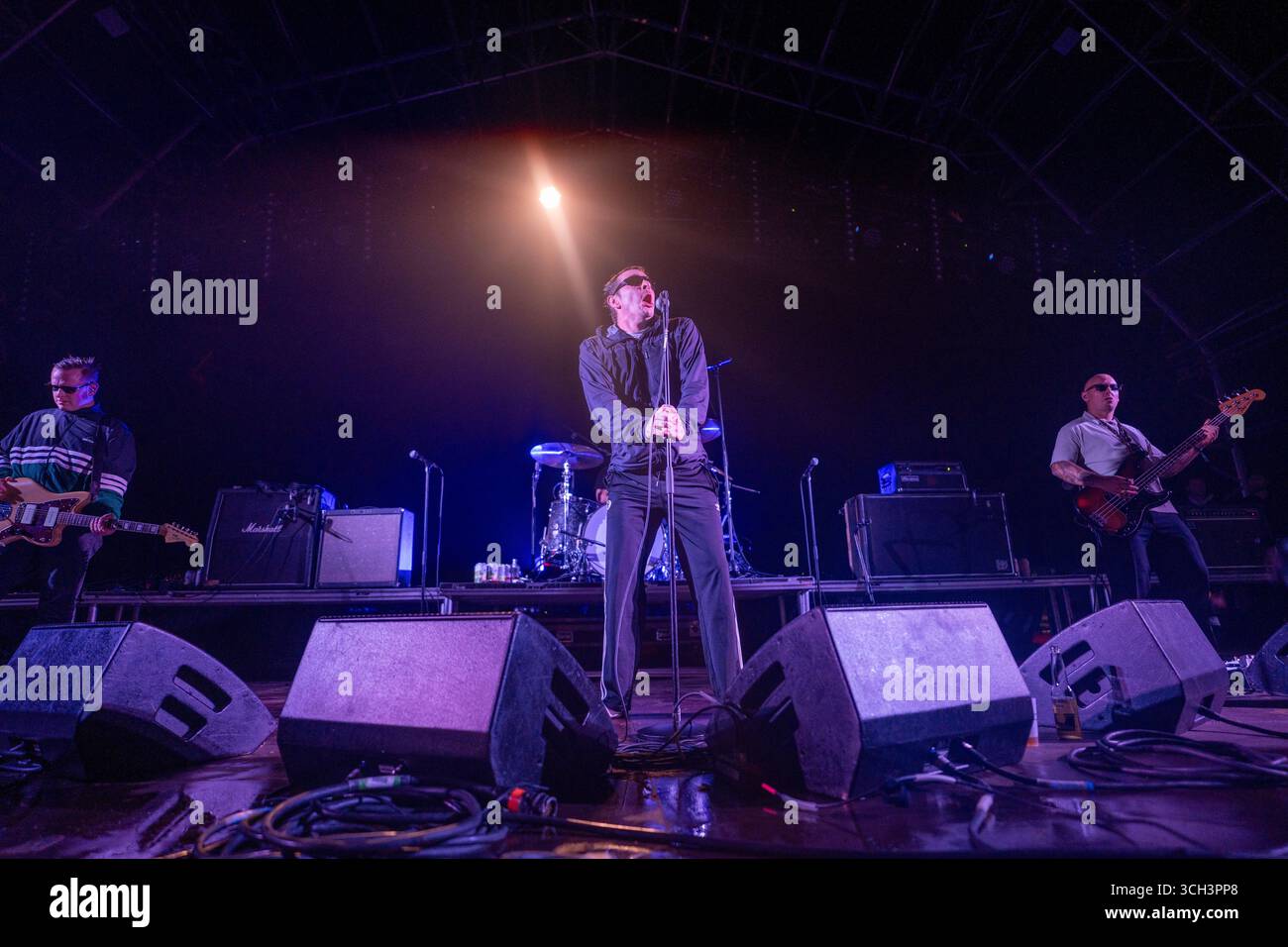 Dorset, Regno Unito. Sabato, 30 agosto, 2025. Sebastian Murphy dei Viagra Boys si esibisce al festival End of the Road del 2025 ai Larmer Tree Gardens nel Dorset. Data foto: Sabato 30 agosto 2025. Il credito fotografico dovrebbe essere: Richard Gray/Alamy Live News Foto Stock