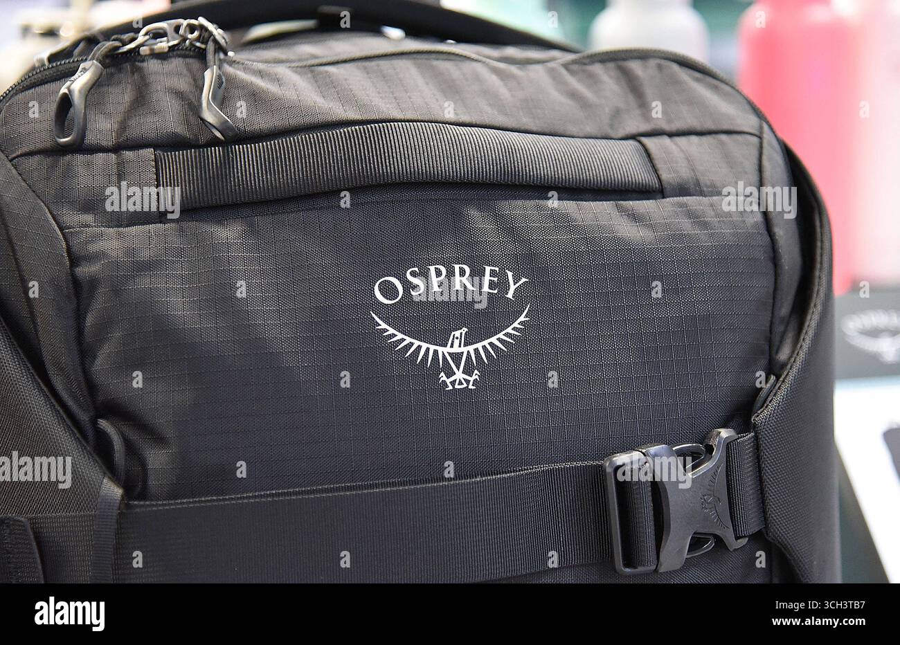 30.08.2025, xhbx, Wirtschaft Messe, Lederwarenmesse - ILM Messe Offenbach 2025 v.l. Messestand, Regal, Stand, Logo von Osprey, Tasche, I REGOLAMENTI DFL/DFB VIETANO QUALSIASI USO DI FOTOGRAFIE come SEQUENZE DI IMMAGINI e/o QUASI-VIDEO Offenbach *** 30 08 2025, xhbx, Wirtschaft Messe, Lederwarenmesse ILM Messe Offenbach 2025 V l stand, scaffale, stand, logo Osprey, borsa, LE NORMATIVE DFL DFB sullo zaino VIETANO QUALSIASI USO DI FOTOGRAFIE come SEQUENZE DI IMMAGINI e/o QUASI VIDEO di Offenbach Foto Stock
