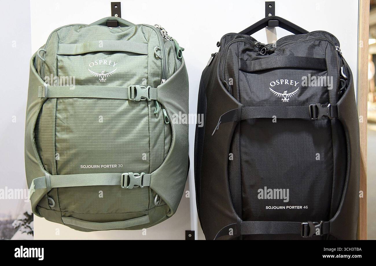 30.08.2025, xhbx, Wirtschaft Messe, Lederwarenmesse - ILM Messe Offenbach 2025 v.l. Messestand, Regal, Stand, Logo von Osprey, Tasche, I REGOLAMENTI DFL/DFB VIETANO QUALSIASI USO DI FOTOGRAFIE come SEQUENZE DI IMMAGINI e/o QUASI-VIDEO Offenbach *** 30 08 2025, xhbx, Wirtschaft Messe, Lederwarenmesse ILM Messe Offenbach 2025 V l stand, scaffale, stand, logo Osprey, borsa, LE NORMATIVE DFL DFB sullo zaino VIETANO QUALSIASI USO DI FOTOGRAFIE come SEQUENZE DI IMMAGINI e/o QUASI VIDEO di Offenbach Foto Stock