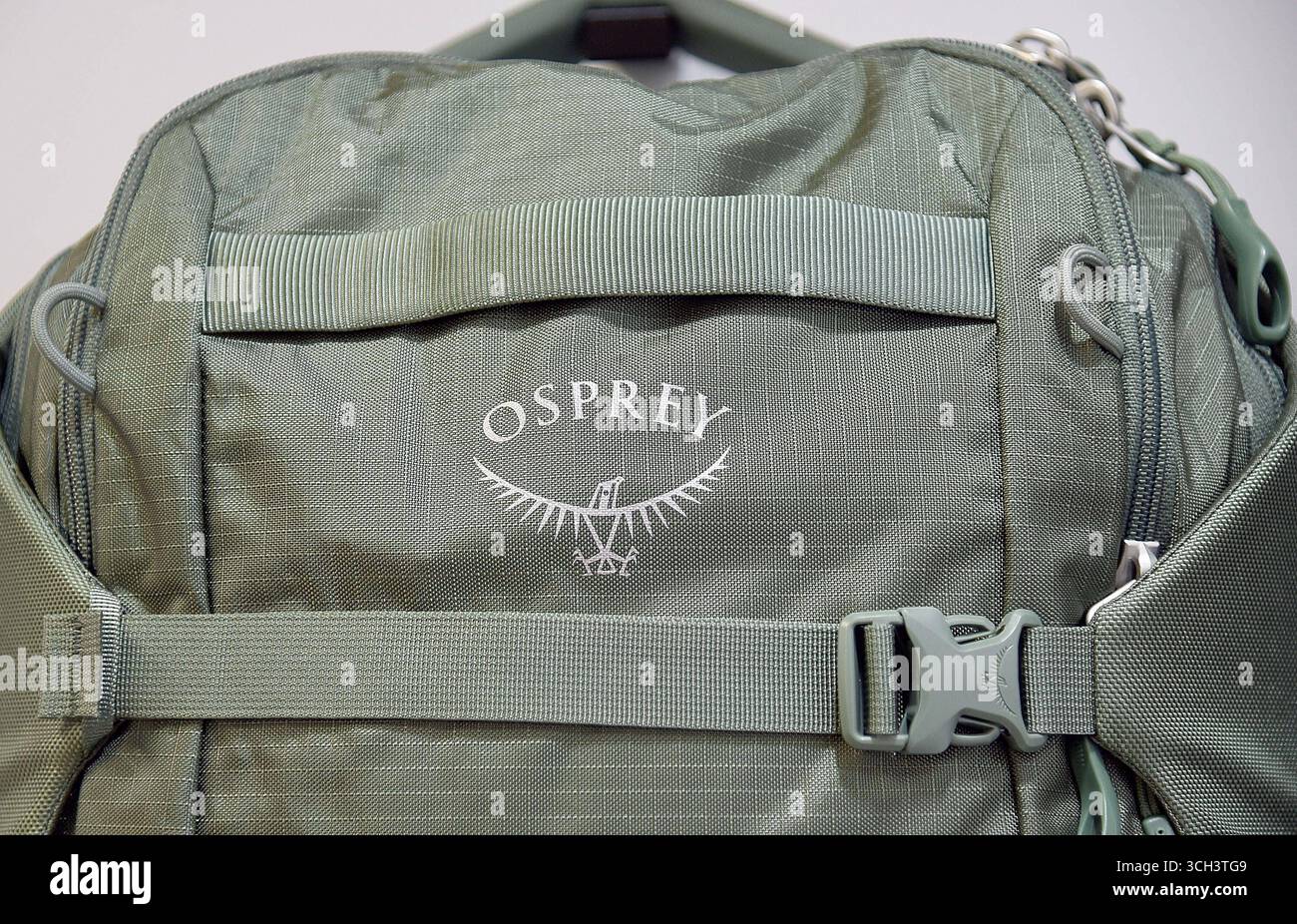 30.08.2025, xhbx, Wirtschaft Messe, Lederwarenmesse - ILM Messe Offenbach 2025 v.l. Messestand, Regal, Stand, Logo von Osprey, Tasche, I REGOLAMENTI DFL/DFB VIETANO QUALSIASI USO DI FOTOGRAFIE come SEQUENZE DI IMMAGINI e/o QUASI-VIDEO Offenbach *** 30 08 2025, xhbx, Wirtschaft Messe, Lederwarenmesse ILM Messe Offenbach 2025 V l stand, scaffale, stand, logo Osprey, borsa, LE NORMATIVE DFL DFB sullo zaino VIETANO QUALSIASI USO DI FOTOGRAFIE come SEQUENZE DI IMMAGINI e/o QUASI VIDEO di Offenbach Foto Stock