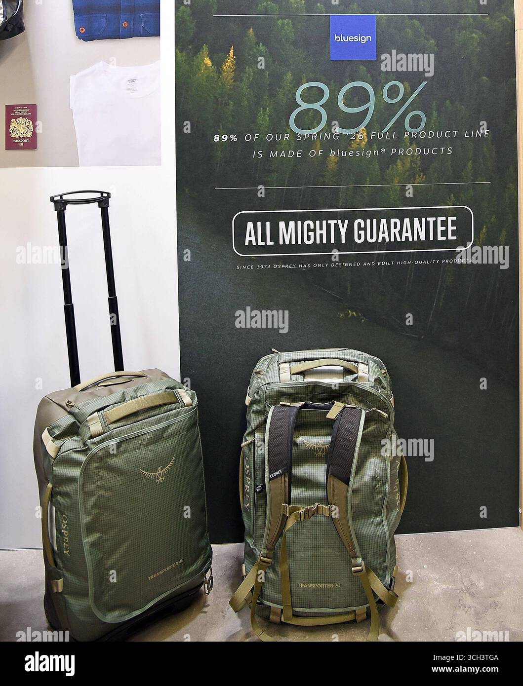 30.08.2025, xhbx, Wirtschaft Messe, Lederwarenmesse - ILM Messe Offenbach 2025 v.l. Messestand, Regal, Stand, Logo von Osprey, Tasche, I REGOLAMENTI DFL/DFB VIETANO QUALSIASI USO DI FOTOGRAFIE come SEQUENZE DI IMMAGINI e/o QUASI-VIDEO Offenbach *** 30 08 2025, xhbx, Wirtschaft Messe, Lederwarenmesse ILM Messe Offenbach 2025 V l stand, scaffale, stand, logo Osprey, borsa, LE NORMATIVE DFL DFB sullo zaino VIETANO QUALSIASI USO DI FOTOGRAFIE come SEQUENZE DI IMMAGINI e/o QUASI VIDEO di Offenbach Foto Stock