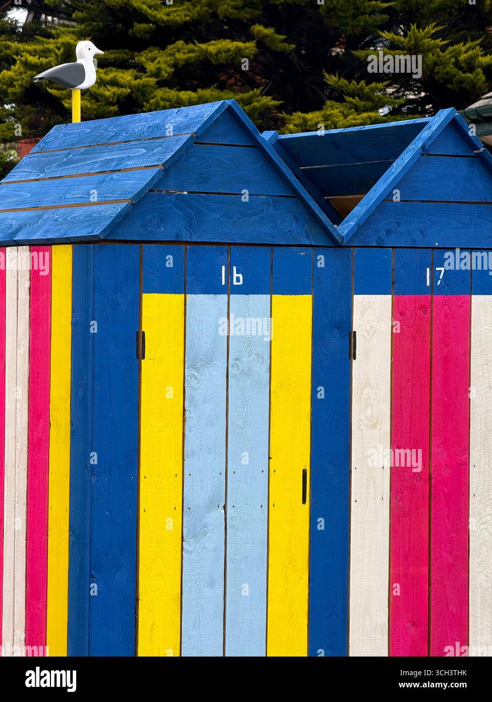 Colorate cabine decorative a righe sulla rotonda di Andsell a Lytham St Anne's, Lancashire Foto Stock