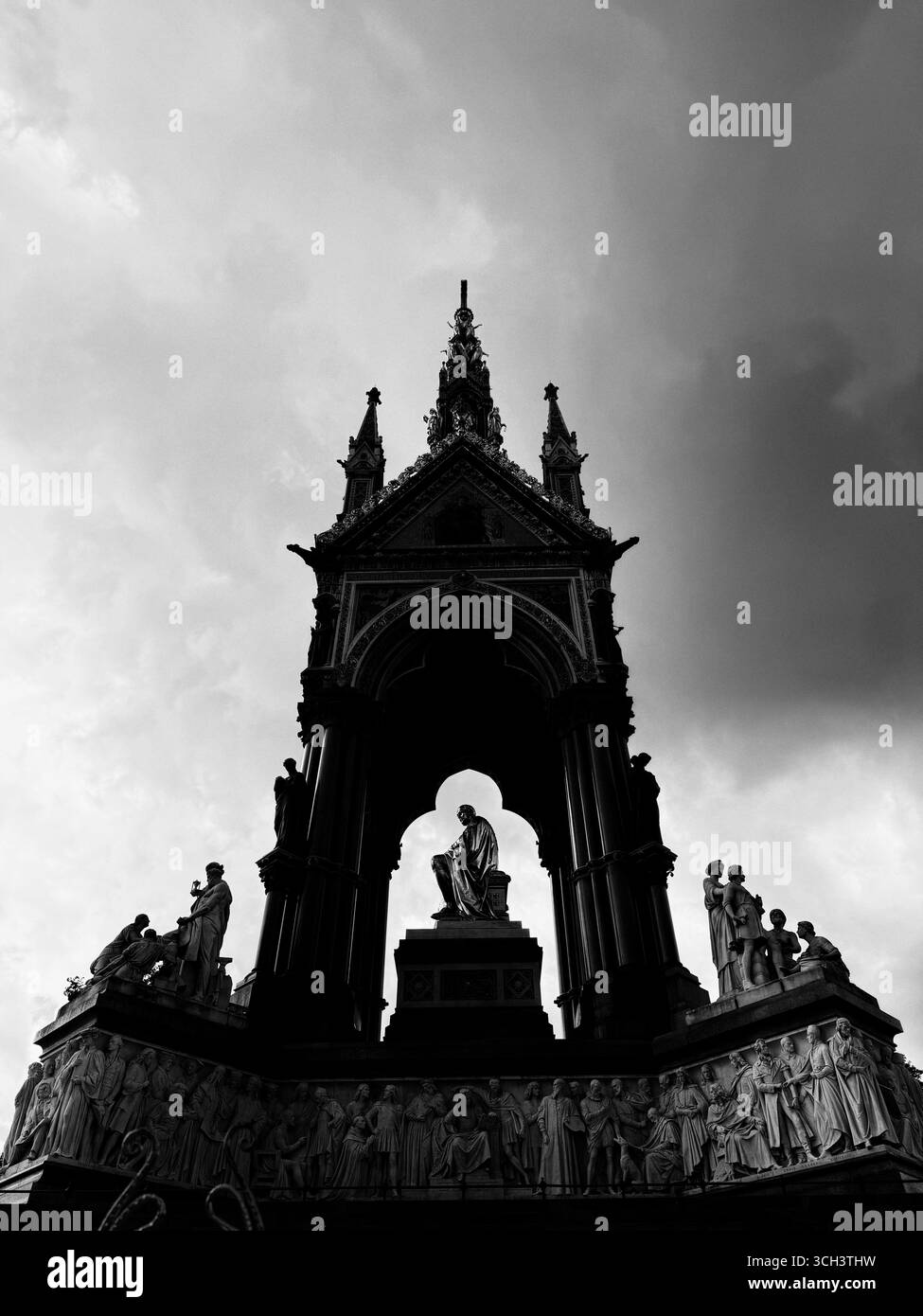 Albert Memorial in silhouette contro un cielo nuvoloso scuro. Hyde Park, Londra - Immagine stock catturata con smartphone
