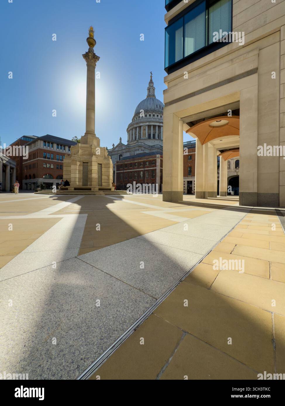 Paternoster Square nel centro di Londra. In ombra gettata dal sole dietro la colonna Paternoster con la Cattedrale di San Paolo sullo sfondo. Foto Stock