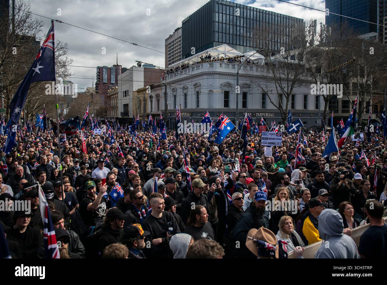 Melbourne, Australia. 31 agosto 2025, Melbourne, Australia. La folla di manifestanti anti-immigrazione ascolta il leader di un gruppo neonazista, il National Socialist Network, parlare al raduno. Crediti: Jay Kogler/Alamy Live News Foto Stock