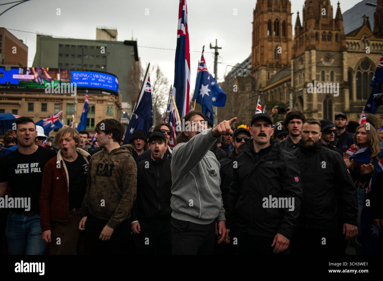 Melbourne, Australia. 31 agosto 2025, Melbourne, Australia. I membri del gruppo neo-nazista National Socialist Network urlano contro una persona di colore al raduno anti-immigrazione. Crediti: Jay Kogler/Alamy Live News Foto Stock